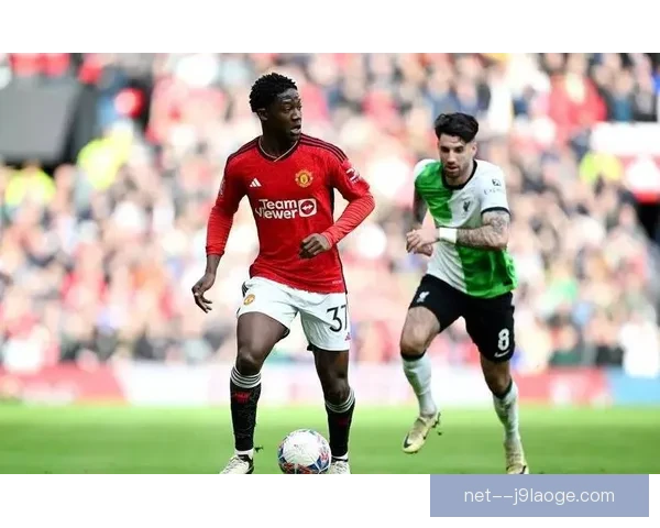 18岁梅努英超首秀对阵埃弗顿一战成名曼联新中场横空出世引爆全场